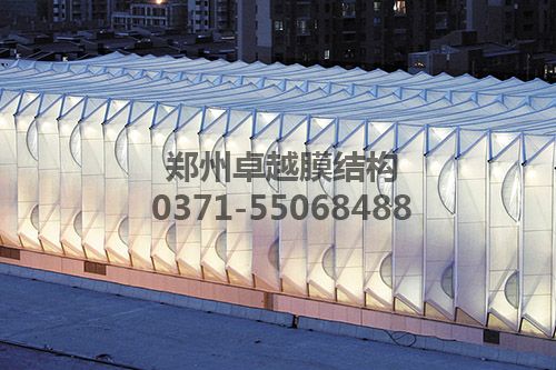 夜間車站透出柔和的燈光讓人感到非常的溫馨、輕松