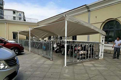 產(chǎn)生積水的膜結構車棚