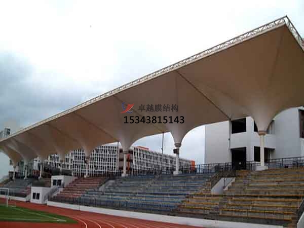 盈江<font color='red'>膜結(jié)構(gòu)看臺(tái)</font>主席臺(tái)雨棚施工安裝