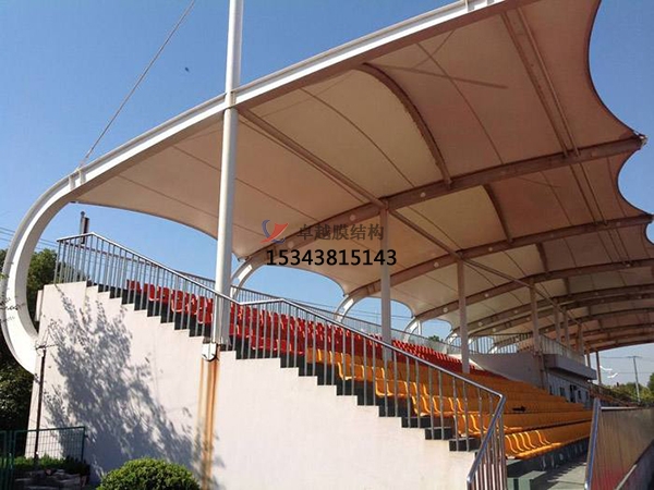 永德<font color='red'>膜結(jié)構(gòu)看臺(tái)</font>主席臺(tái)雨棚施工安裝