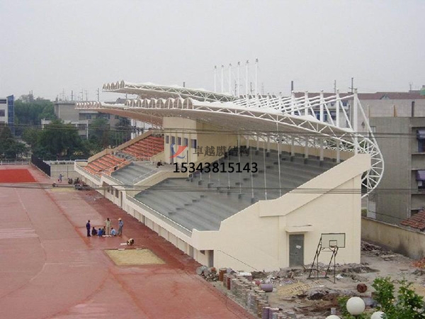 蘭坪<font color='red'>膜結(jié)構(gòu)看臺(tái)</font>主席臺(tái)雨棚施工安裝