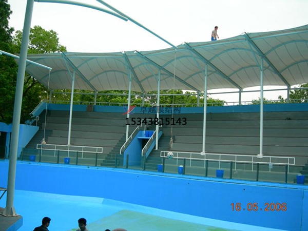 貢山<font color='red'>膜結(jié)構(gòu)看臺(tái)</font>主席臺(tái)雨棚施工安裝