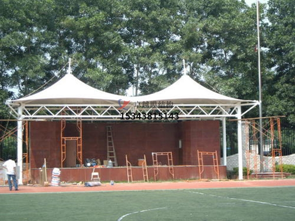 天祝<font color='red'>膜結(jié)構(gòu)看臺(tái)</font>雨棚生產(chǎn)設(shè)計(jì)安裝