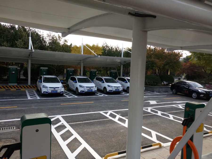 七字型的汽車停車棚，也是汽車蓬里，使用比較多的一款造型