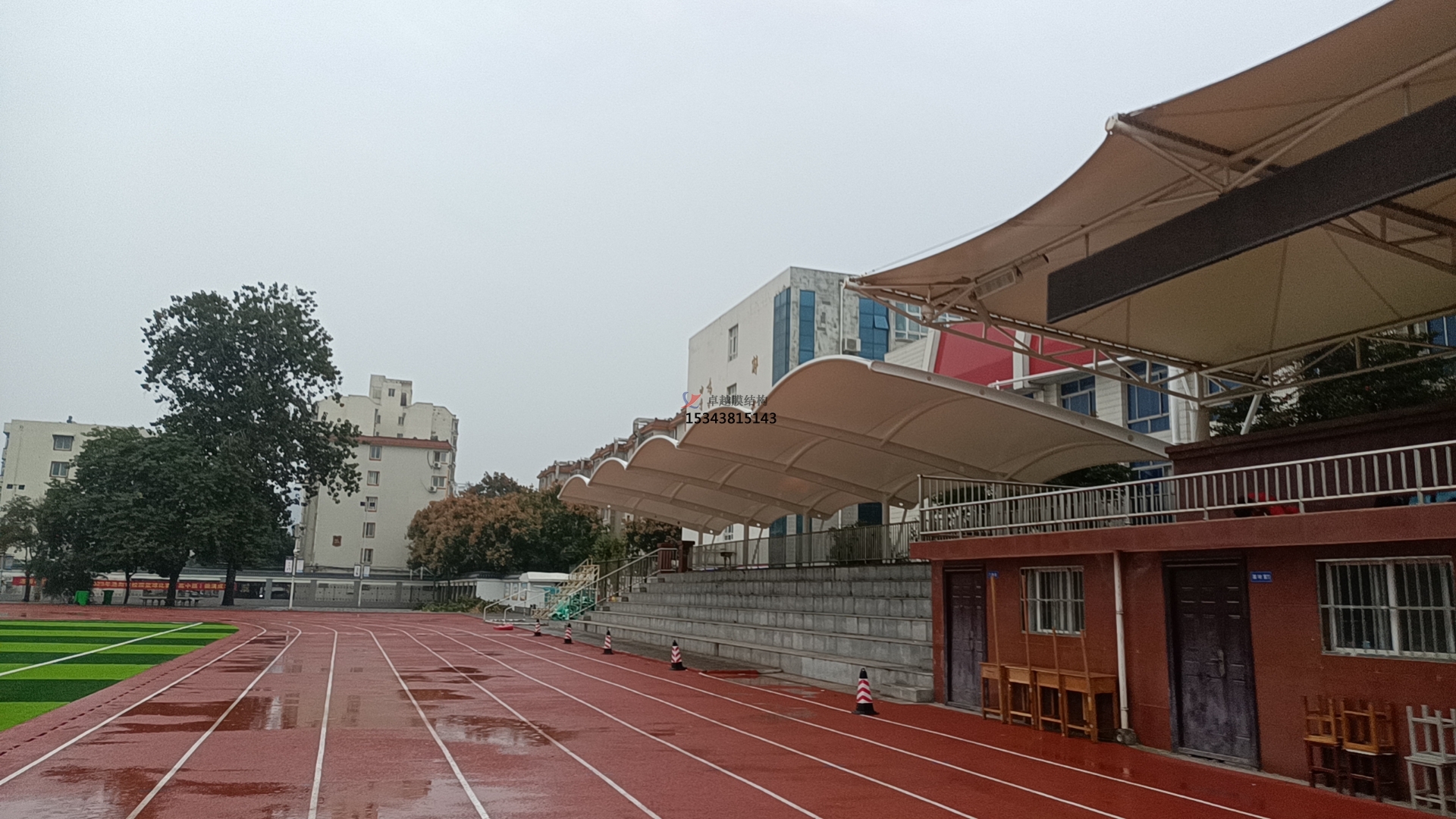 學校田徑場<font color='red'>膜結構看臺</font>遮陽棚如何選擇材料？不同材料對其性能有何影響？