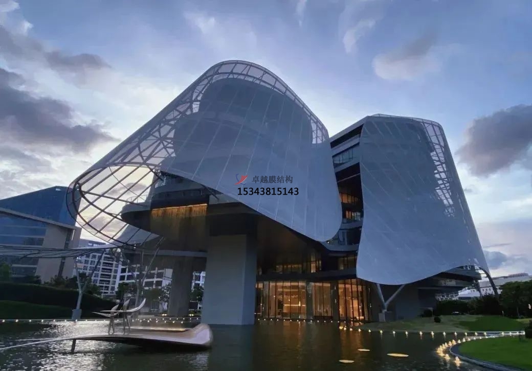 優(yōu)雅而懸浮，PTFE膜結(jié)構(gòu)外立面建筑