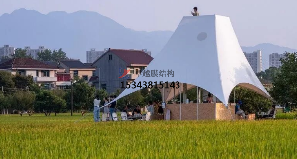 如斯美好！稻田中的張拉膜“塔亭”